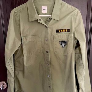 Woman’s Vans long sleeve button down shirt size medium. Army green.